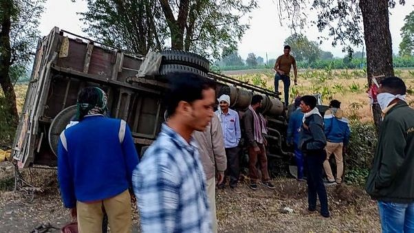 महाराष्ट्र के जलगांव में दर्दनाक हादसा, ट्रक पलटने से 16 मजदूरों की मौत A horrific road accident occurred in Kyngaon of Jalgaon district in Maharashtra, in which 16 laborers were killed and two injured. The accident occurred late last night in which 16 laborers died tragically.