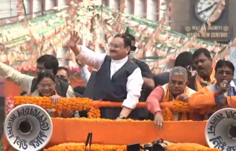भाजपा अध्यक्ष जेपी नड्डा ने किसानों के साथ किया भोजन, मालदा में रोड शो में उमड़ी भीड़ Today, party president JP Nadda started the journey from Naudip in Bengal. Let us know that the assembly elections will be announced soon