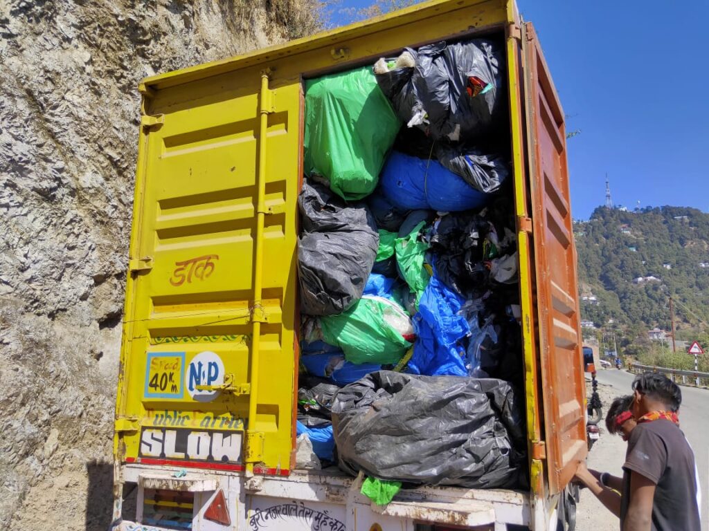 मसूरी शहर का प्लास्टिक कचरा होगा रिसाइकल, बनेंगी मेज व कुर्सियाँ The 4-tonne plastic waste CercleX Plastic Recycling Company collected from the city was today flown to the Delhi plant as part of the