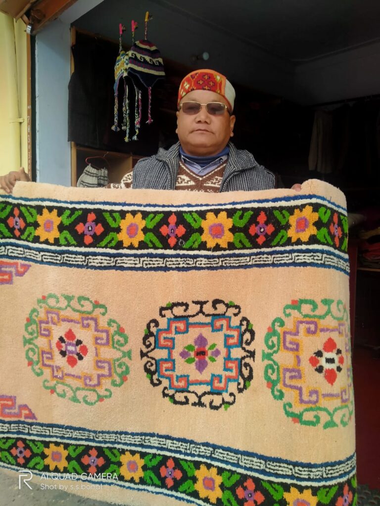 फैशनपरस्त युवा खादी की ओर होने लगे है आकर्षित As a result of the change in designs to revive the garments, fashionable youth are also getting attracted to Khadi. This is the reason that the