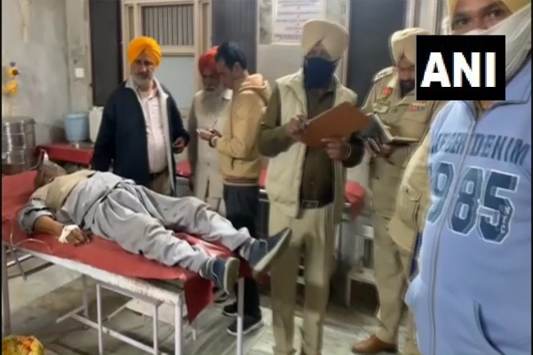 मोगा में कांग्रेस और शिरोमणि अकाली दल कार्यकर्ताओं के बीच झड़प, 2 लोगों की मौत Violent clashes took place between Congress and Akali Dal activists campaigning for civic elections in Moga district of Punjab.