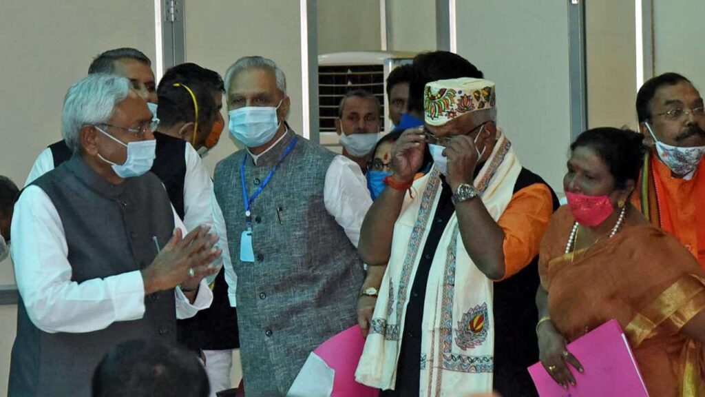 कैबिनेट विस्तार को लेकर आंख-मिचौली का खेल जारी In Bihar, the game of eye-and-nail about the Nitish cabinet expansion continues unabated. After all, how long will the cabinet be extended, no one is