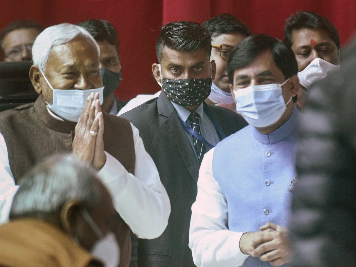 बिहार में नीतीश कैबिनेट का हुआ विस्तार, शाहनवाज बने उद्योग मंत्री तो संजय बने सूचना,जनसम्पर्क व जल संसाधन मंत्री The first cabinet of the Nitish government of the National Democratic Alliance has been expanded in Bihar. At 12:30 in the Raj Bhavan,