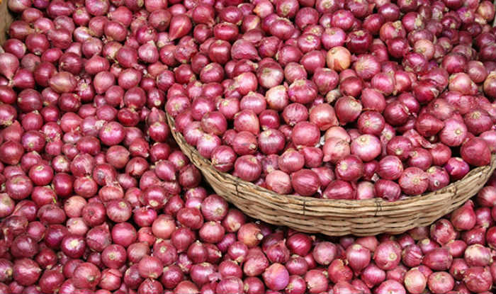 पेट्रोल-डीजल के बाद अब बढ़ी प्याज की कीमत, 45 दिनों में दोगुना हुआ रेट In Asia's biggest onion market, Lasalgaon, onion prices became expensive by Rs 1000 per quintal in two days, while onion in Delhi's wholesale market is being sold at Rs 50 per kg, while its retail price has gone up to Rs 65 to 75 kg. .