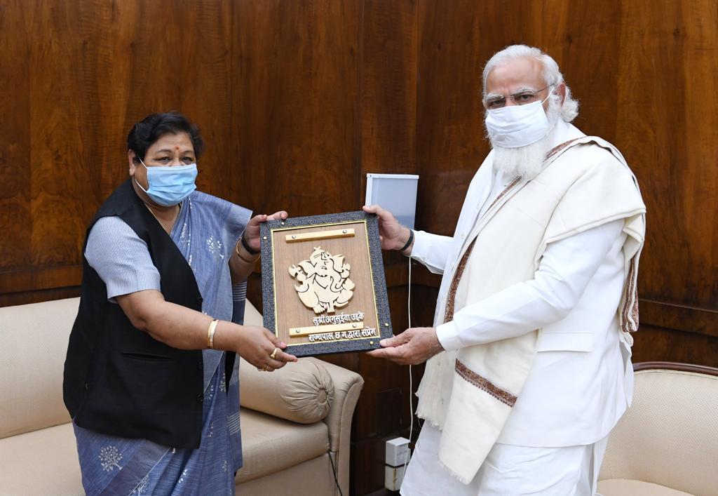 प्रधानमंत्री श्री मोदी से राज्यपाल सुश्री उइके ने की सौजन्य मुलाकात, उपहार स्वरूप दी भगवान श्री गणेश की तस्वीर The Governor, Ms. Anusuiya Uike, paid courtesy call on Prime Minister Shri Narendra Modi in New Delhi today. He presented the picture of Lord