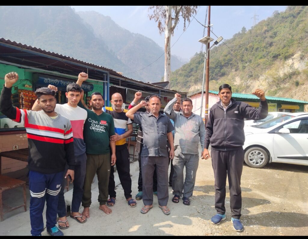 चंबा राजमार्ग चौड़ीकरण के कारण सेलू पानी में दम तोड़ रहे प्राकृतिक पेयजल स्रोत, गुस्साए लोंगो ने किया प्रदर्शन Due to widening of Chamba highway, natural drinking water sources are dying in Selupani. Angry people have protested against the company management and have demanded protection of the sources at the earliest.