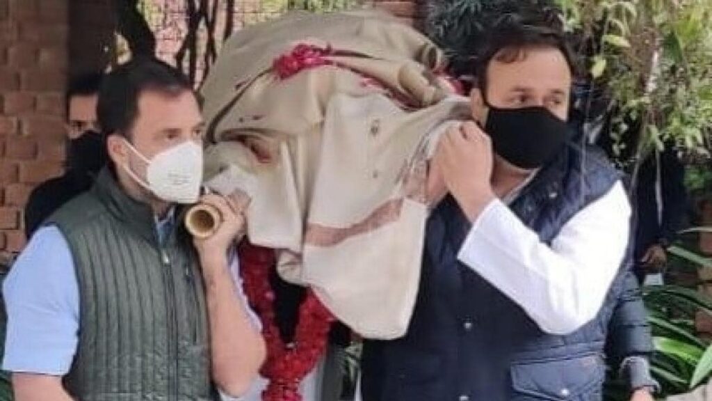 कैप्टन सतीश शर्मा के अंतिम यात्रा में पहुंचे राहुल गांधी, पार्थिव शरीर को दिया कंधा Capt Satish Sharma, close to Rajiv Gandhi, died on 17 February 2021 in Goa. He was cremated today. During this time, former Congress President Rahul Gandhi also shoulder his shoulder. A picture of Rahul Gandhi, giving shoulder to the bier, has also surfaced. Please tell that Satish Sharma was 73 years old and he was suffering from cancer.