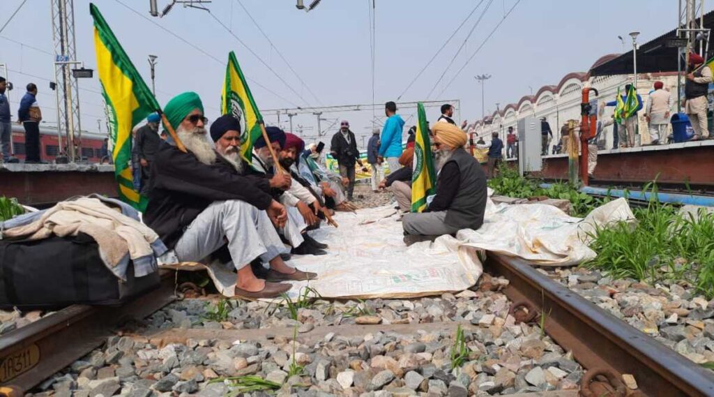 पंजाब, हरियाणा समेत कई राज्यों में रोकी गई ट्रेनें, दिल्ली में कई मेट्रो स्टेशन और गाजीपुर बॉर्डर बंद The rail stop movement of farmers' organizations against the three new agricultural laws of the central government has started from 12 o'clock, which will run till 4 o'clock. In view of security in these four hours, on one side, there is a close watch on railway stations across the country.