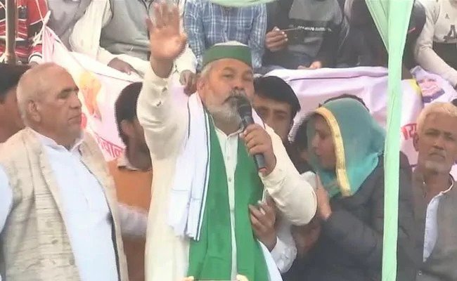 जींद में आयोजित महापंचायत में भाषण देने के दौरान गिरे राकेश टिकैत, टूटा मंच