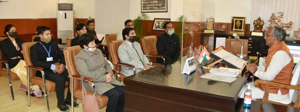 मुख्यमंत्री श्री त्रिवेन्द्र सिंह रावत से बुधवार को सचिवालय में प्रशिक्षाणाधीन सहायक अभियोजन अधिकारियों ने की शिष्टाचार भेंट On Wednesday, Assistant Prosecuting Officers under courtesy presented a courtesy call to Chief Minister Shri Trivendra Singh Rawat.