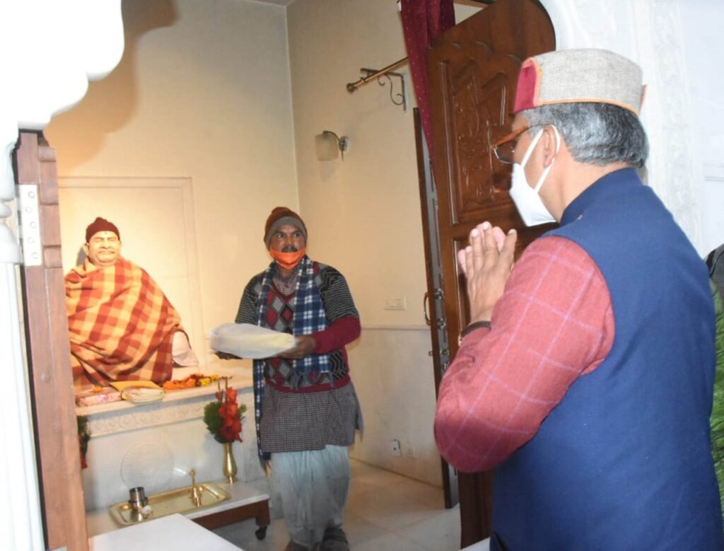 सीएम त्रिवेंद्र सिंह रावत ने आज कैंची धाम में बाबा नीब करौली के किए दर्शन CM Trivendra Singh Rawat visited Baba Neeb Karauli in the Scissor Dham today