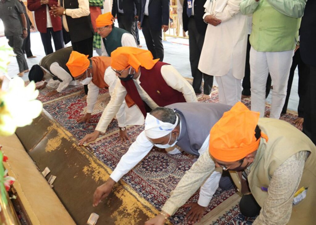 Chief Minister Shri Trivendra Singh Rawat reached Gurdwara Shri Nanakmatta Sahib on Wednesday and prayed for the prosperity
