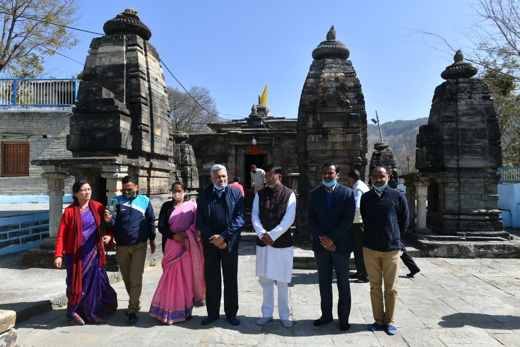 मुख्यमंत्री जी के ड्रीम प्रोजेक्ट माता सीता सर्किट को लेकर आज रविवार को सर्किट हाउस पौड़ी में संबंधित अधिकारियों के साथ पहली बैठक at the Circuit House, Pauri, on Sunday, about the Mata Sita Circuit, the dream project of the Chief Minister of the state.
