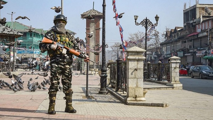 विदेशी राजनयिकों के दो दिवसीय दौरे के दौरान श्रीनगर में आतंकी हमला, एक जख्मी The terror attack comes at a time when a group of diplomats from several European countries and some OIC countries are on a two-day visit to Jammu and Kashmir. This group will take stock of the situation in the Union Territory, especially after the recently held District Development Council (DDC) elections.