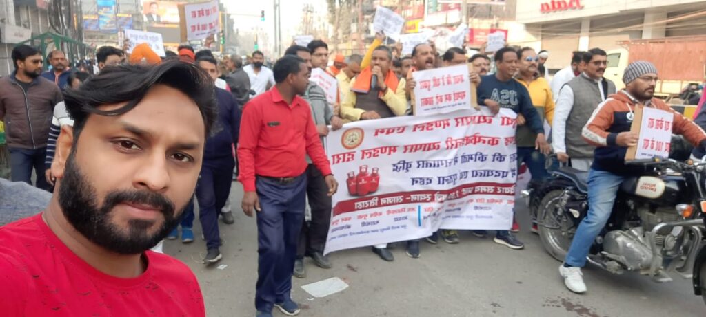 लगातार मूल्यवृद्धि महंगाई को लेकर व्यापारी उतरे सड़क पर निकाला विरोध मार्च After the continuous price rise in the goods of consumers' needs, the people of the merchant organization took out a protest march against the government in Varanasi today.