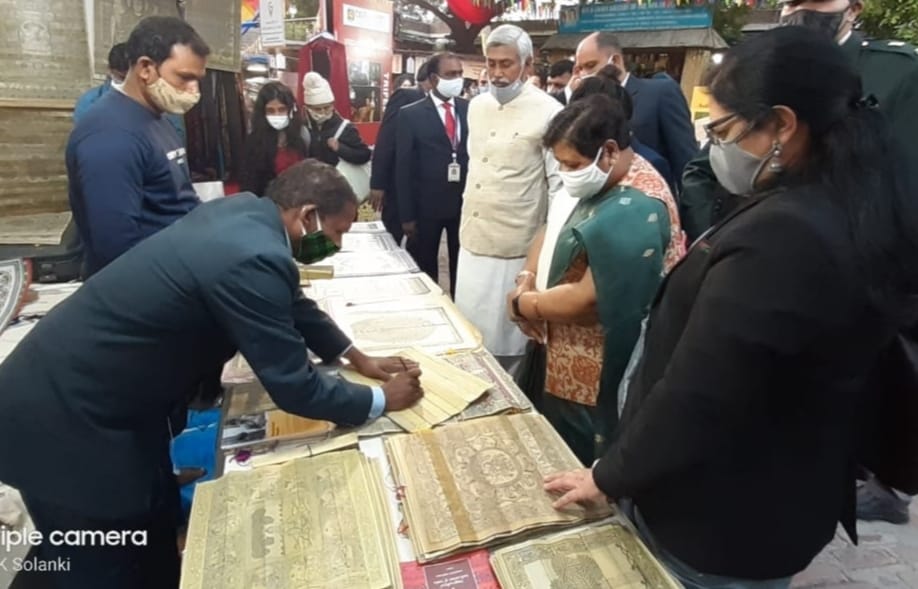 राज्यपाल ने दिल्ली प्रवास के दौरान ट्राइफेड द्वारा आयोजित आदि महोत्सव का भ्रमण किया Governor Ms. Anusuiya Uike visited Adi Mahotsav organized by TRIFED during her stay in Delhi today.