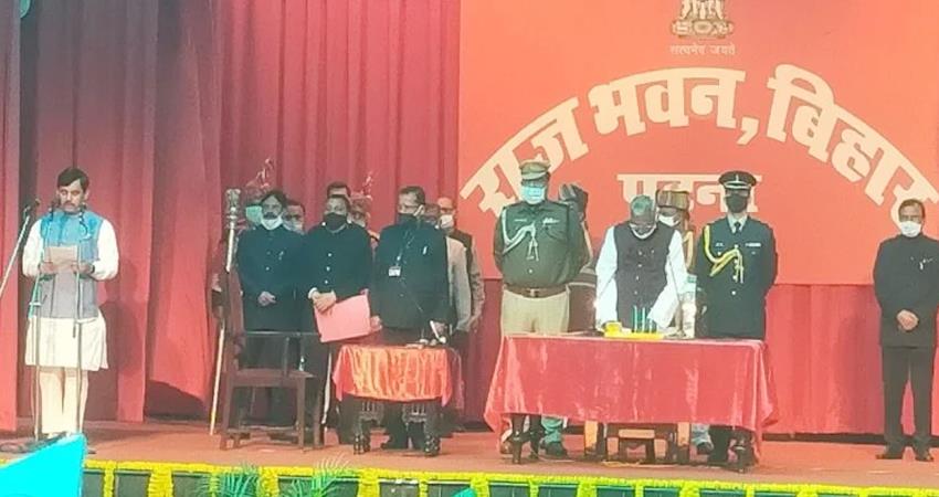 नीतीश कैबिनेट का विस्तार, शाहनवाज हुसैन ने ली मंत्री पद की शपथ The first cabinet of Nitish Kumar's new government in Bihar is being expanded today. At 12:30 in the Raj Bhavan, Governor Fagu
