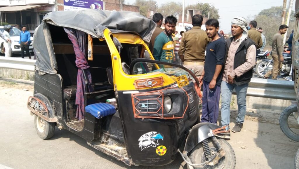 राजातालाब हाईवे पर अनियंत्रित ऑटो खड़ी ट्रक में भिड़ी, चार घायल Sur la route nationale Rajatlab, un camion garé vendredi est entré en collision avec une voiture non contrôlée à grande vitesse, faisant au total 11 personnes, dont des hommes et des femmes, assises dans la voiture