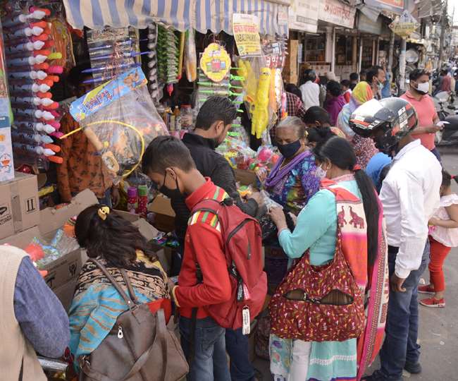 Chief Secretary Om Prakash has issued SOP for Holi festival in Tarakhand. Under this, people above 60 years will not be involved in Holika Dahan