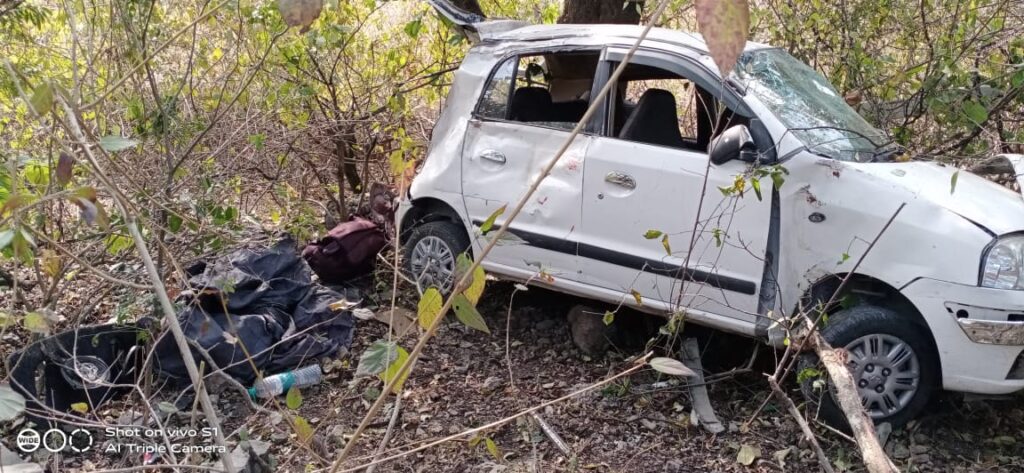 मसूरी- देहरादून झड़ी पानी कोलू खेत शॉर्टकट मार्ग पर खाई में जा गिरी कार, 5 लोग गंभीर रूप से घायल On Wednesday, on Mussoorie Dehradun Jhun Pani Kolu farm shortcut road, a car fell uncontrollably and fell into a ditch, in which 5