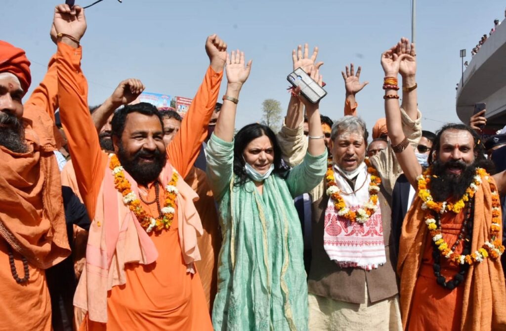 मुख्यमंत्री श्री तीरथ सिंह रावत ने मां गंगा से प्रदेशवासियों की खुशहाली और सुख-समृद्धि के लिए की कामना On the auspicious occasion of Maha Shivaratri, Chief Minister Shri Tirath Singh Rawat reached Har ki Paidi in Haridwar today and wished