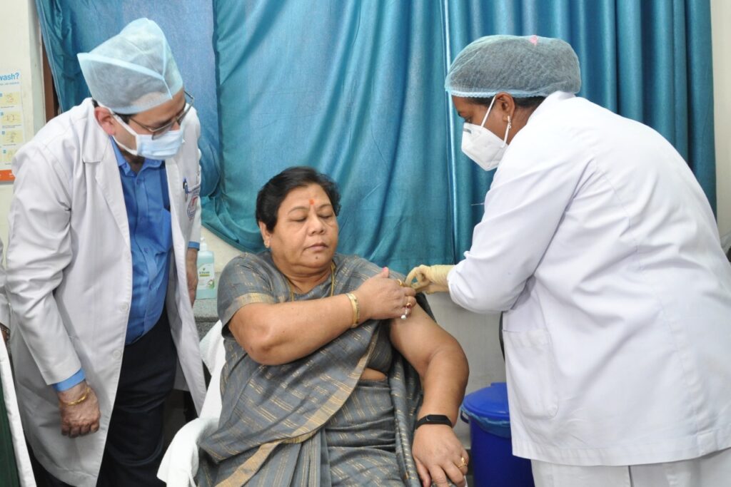 राज्यपाल सुश्री अनुसुईया उइके ने लगवाया कोरोना वैक्सीन का पहला डोज Governor Ms. Anusuiya Uike arrived at the All India Institute of Medical Sciences Raipur today and got the first dose of corona vaccine.