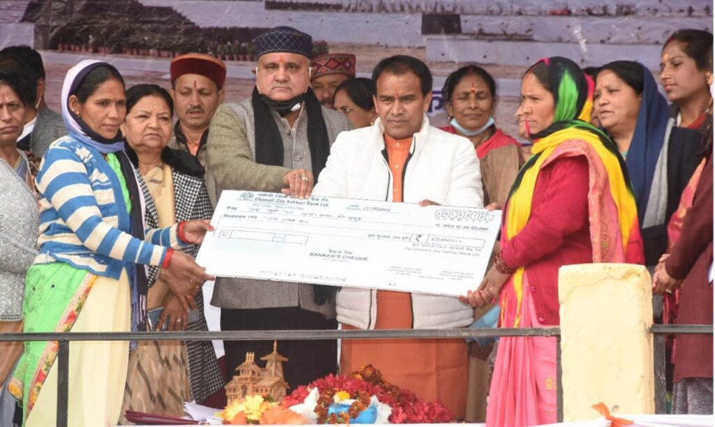 अन्तरराष्ट्रीय महिला दिवस के अवसर गैरसैंण में वृहद ब्याज मुक्त ऋण वितरण कार्यक्रम का शुभांरभ On the occasion of International Women's Day, a large interest free loan disbursement program was launched for women self-help