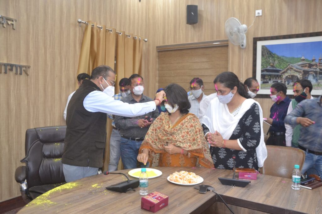 जिलाधिकारी डॉ आशीष कुमार श्रीवास्तव ने कलेक्ट्रेट ऋर्षिपर्णा सभागार में आयोजित किया गया होली मिलन समारोह District Magistrate Dr. Ashish Kumar Srivastava greeted the officers / employees of all departments by offering gulal at the Holi Milan ceremony