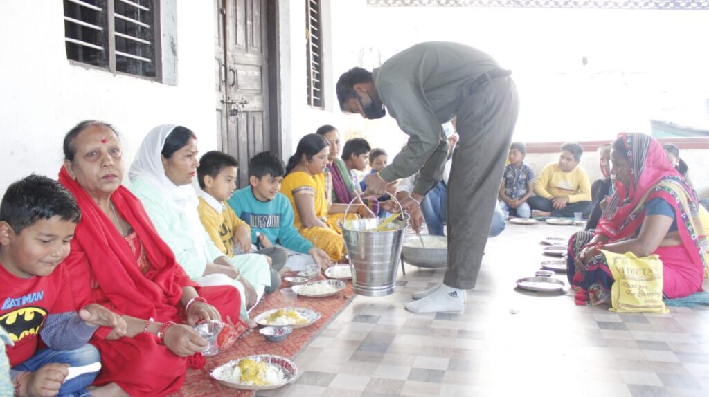 आम आदमी पार्टी मसूरी विधानसभा के कार्यकर्ताओं नें बीरगिरीशनि मंदिर में किया विशाल भंडारे का आयोजन A huge bhandara was organized at the Birgirishani temple in Old Rajpur by the workers of the Aam Aadmi Party Mussoorie Legislative Assembly. A large number of Aam Aadmi Party workers and devotees performed bhajan kirtan and received prasad at Shanidev Dham.