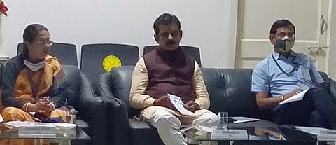 सांसद शंकर लालवानी की अध्यक्षता में एयरपोर्ट सलाहकार समिति की अहम बैठक, एयरपोर्ट विस्तार के लिए जल्द मिलेगी एनओसी MP Shankar Lalwani is very active and serious for the development of Devi Ahilya Airport of Indore. MP Lalwani shared an interesting