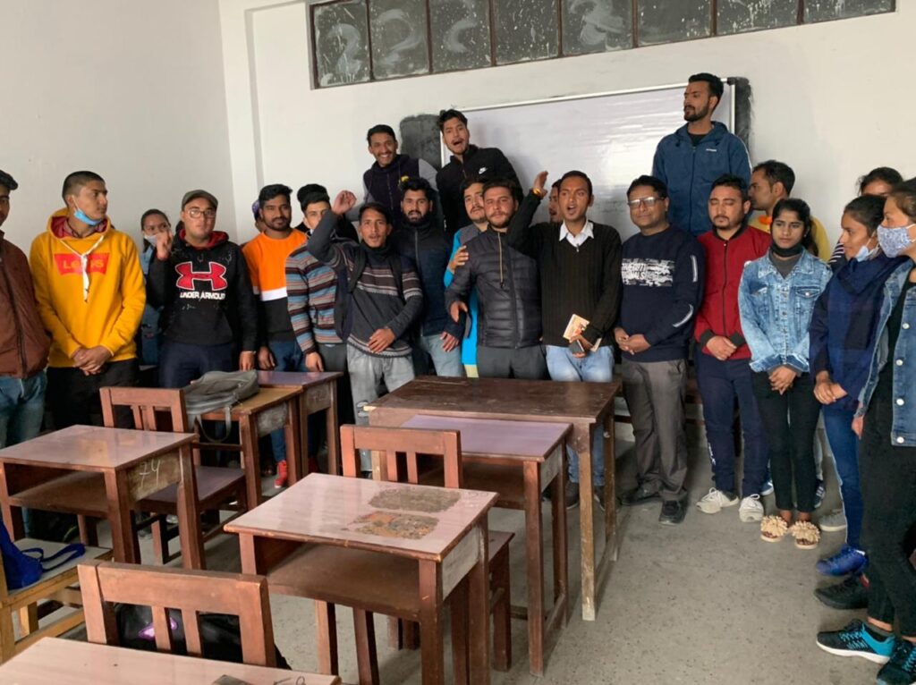 अखिल भारतीय विद्यार्थी परिषद एमपीजी कॉलेज में अंकित रावत बने अध्यक्ष, मुनकुला शाही मंत्री व दिनेश अरिसुदन जैसाली बनें नगर अध्यक्ष The college unit was expanded into MPG College by the Akhil Bharatiya Vidyarthi Parishad Mussoorie unit, while addressing the members of the new executive, province co-head Ashish Joshi said that the worker is the reed bone of the organization.