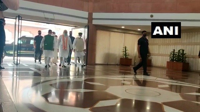 बीजेपी की संसदीय दल की बैठक खत्म, चुनावी राज्यों में पार्टी के हालातों पर हुई चर्चा Today, a meeting of the Bharatiya Janata Party's Parliamentary Party chaired by Prime Minister Narendra Modi concluded. All senior leaders of the party including Union Minister Rajnath Singh, Nirmala Sitharaman, Dr. S. Jaishankar, Prahlad Patel were present in this meeting along with Prime Minister Narendra Modi. The meeting was organized in the GMC Balayogi Auditorium of Parliament Complex.