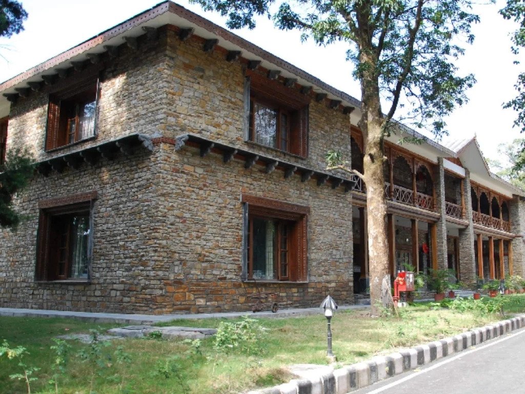 उत्तराखंड: ज्योतिषियों के अनुसार मुख्यमंत्री बंगले में है वास्तु दोष, यहां कोई सीएम पूरा नही कर सकता 5 साल का कार्यकाल There is a big myth attached in the politics of Uttarakhand. It is said that the Chief Minister is a bad omen in his residence. The