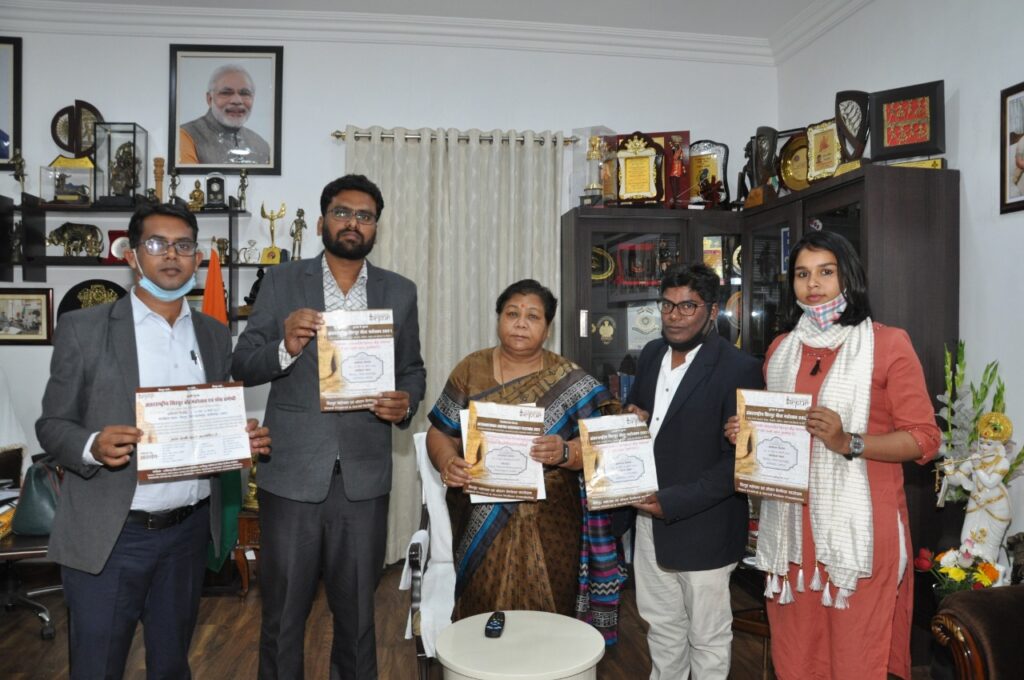 राज्यपाल से छत्तीसगढ़ हेरिटेज एंड कल्चरल फाउंडेशन के प्रतिनिधिमंडल ने की सौजन्य मुलाकात The delegation, led by Naresh Kumar Sahu, secretary of Chhattisgarh Heritage and Cultural Foundation and Sirpur Mahotsav and Social Welfare Foundation, Raipur, paid a courtesy call to Governor Ms. Anusuiya Uike