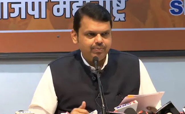 पूर्व सीएम देवेंद्र फडणवीस ने उद्धव ठाकरे पर साधा निशाना, बोले- महाराष्ट्र मामले पर सीएम की चुप्पी क्यो? Former Maharashtra Chief Minister and BJP leader Devendra Fadnavis met Bhagat Singh Koshyari in Mumbai and submitted his