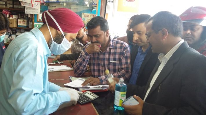 जिलाधिकारी डाॅ आशीष कुमार श्रीवास्तव ने तहसील सदर का किया औचक निरीक्षण