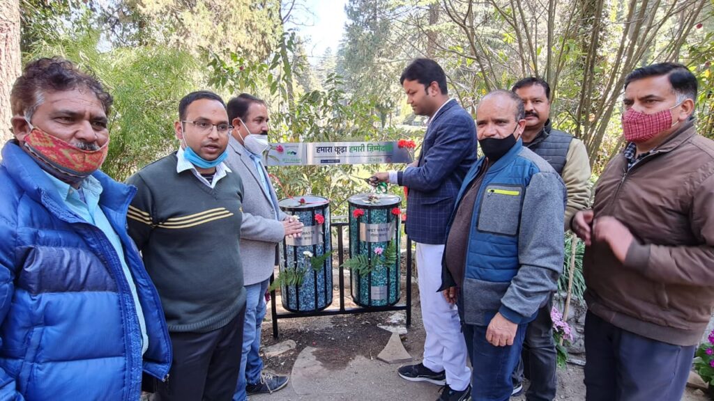 सार्वजनिक स्थानों में कूड़े को बढ़ावा ना देने के लिए मसूरी में कंपनी गार्डन में स्थापित दो eco -friendly dustbin Anuj Gupta, Chairman, Municipal Council, Mussoorie, inaugurated plastic bins from the lotuses of the Company Garden, along with the Chairman informed that such dustbins will be installed in Mussoorie cities as soon as possible.