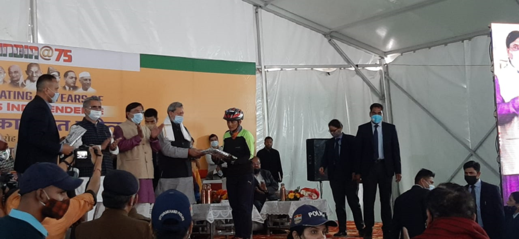 आजादी का अमृत स्मरणोत्सव प्रोग्राम के अन्तर्गत पवेलियन ग्राउन्ड में फ्रीडम रन एवं साईकिल रैली का आयोजन Dehradun dated 12 March 2021 (JSK), the Government of India on 15 August 2022, 75 weeks before the 75th anniversary of India's independence, that is, "the nectar commemoration of independence" from 12 March 2021 In order, the Freedom Run and Bicycle Rally was organized by the District Administration, Dehradun on March 12, 2021 at 6:30 am from the pavilion ground.