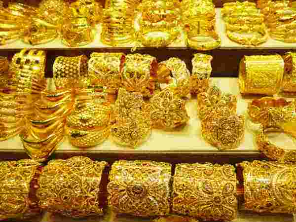 एक बार फिर गिरी सोने औऱ चांदी के दाम, सोना खरीदने का है अच्छा मौका Gold prices fell on Friday in the Indian bullion market, due to which gold prices fell to a record low in early trade today. On Friday, gold futures on MCX fell 0.1% to Rs 44,904 per 10 grams, while silver futures slipped 1% to Rs 67,100 per kg. In the last trading session, the price of gold had increased by Rs 105 per 10 grams and silver had seen a rise of up to Rs 1,000 per kg.