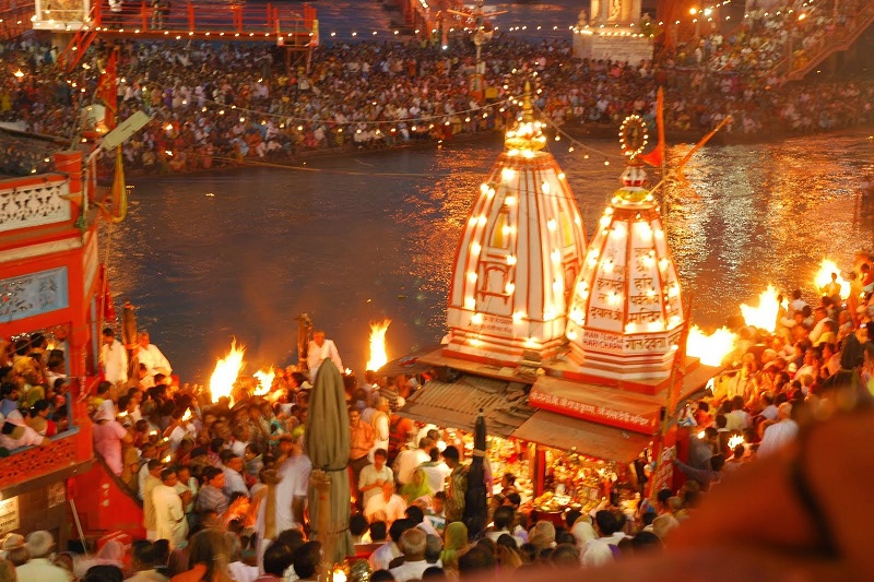 देश की राजधानी में कुंभ की आकर्षक तस्वीरें लगा लोगों को कुंभ का आने का दिया न्यौता Uttarakhand Tourism Development Council is carrying out a campaign of publicity to invite devotees to the grand Kumbh being held in Haridwar district. Under which attractive pictures of Kumbh were put up in various places of the capital of the country, people have been invited to Kumbh.