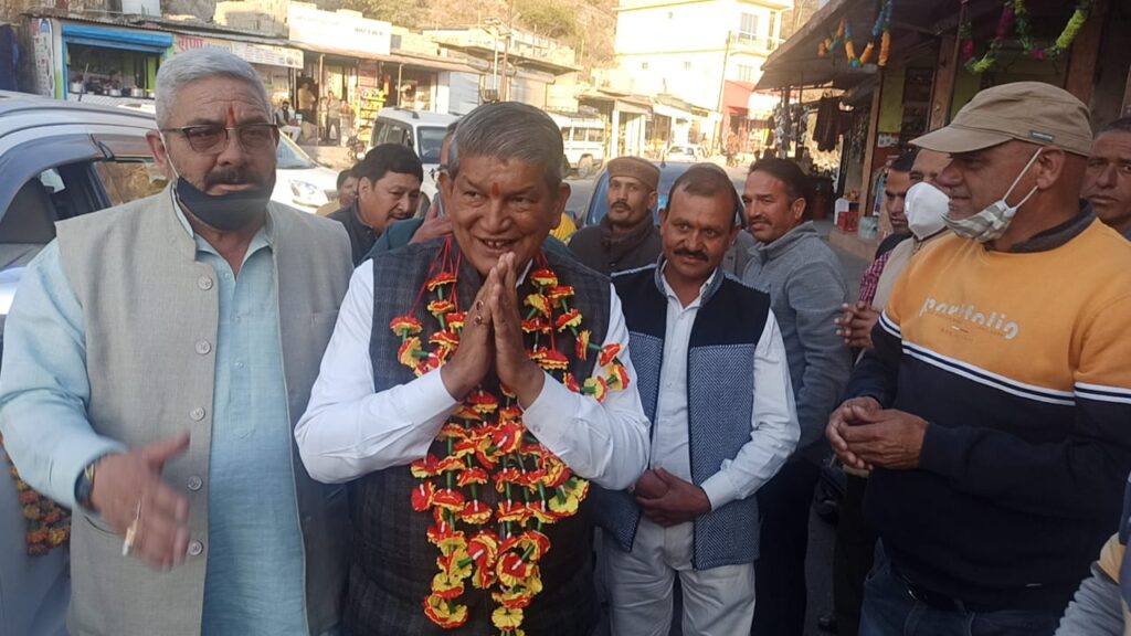 मुख्यमंत्री हरीश रावत के मसूरी के सुवाखोली पहुंचने पर कांग्रेस कार्यकर्ताओं ने किया भव्य स्वागत Former Chief Minister Harish Rawat received a grand reception by Congress workers upon reaching Suvakholi in Mussoorie. On this occasion, Harish Rawat said that the budget presented by Chief Minister Trivendra Rawat is like a balloon whose wind will come out in a few days.