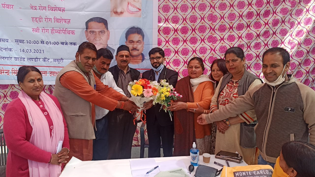 मसूरी में स्वास्थ्य शिविर में सैकड़ों मरीजों ने उठाया लाभ Mussoorie BJP Tehri District Vice President Virender Rana and social activist Vijay Butola organized a free health camp at Malingar Ground in Mussoorie in which around 185 patients underwent health tests. On this occasion, free medicines and glasses were provided to the patients.