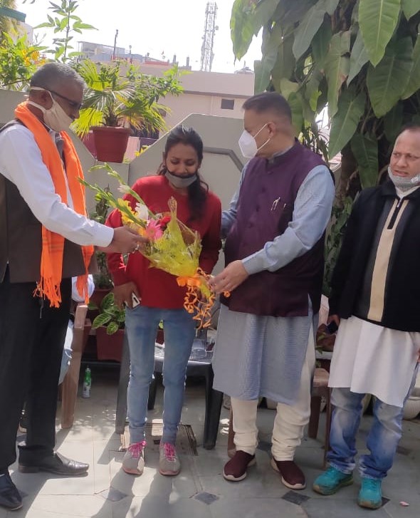कैबिनेट मंत्री गणेश जोशी ने पर्वतारोही सविता कंसवाल को सहयोग के रूप में दिए रु0 11000 का चेक Cabinet Minister Ganesh Joshi provided quick support by offering a check of Rs 11000 to the mountaineer Savita Kanswal,