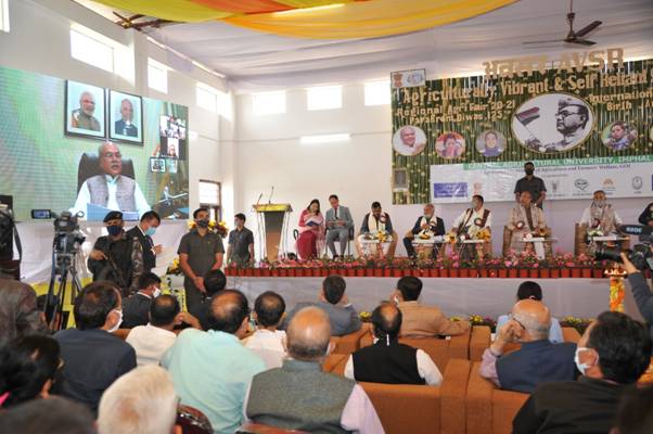 कृषि सुधार कानूनों से आमूलचूल परिवर्तन, बिचौलियों का भी होगा सफायाः केंद्रीय कृषि मंत्री Regional Agricultural Fair, Women's Day Celebration and University organized by Central Agricultural University, Imphal. K 9 buildings and research area were inaugurated by Union Minister of Agriculture and Farmers Welfare Shri Narendra Singh Tomar on Monday.