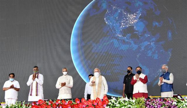 प्रधानमंत्री ने ‘आजादी का अमृत महोत्सव’ India@75 के पूर्वावलोकन कार्यकलापों का किया उद्घाटन The Prime Minister, Shri Narendra Modi flagged off the 'Padayatra' (Freedom March) from the Sabarmati Ashram in Ahmedabad and inaugurated the preview activities of the 'Independence of Amrit Festival' India @ 75. He also launched various other cultural and digital initiatives for India @ 75 celebrations.