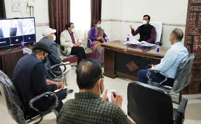 कुम्भ मेला से सम्बंधित स्वास्थ्य विभाग के कार्यों की डॉ पंकज कुमार पांडेय सचिव (प्रभारी) चिकित्सा स्वास्थ्य एवं परिवार कल्याण ने की समीक्षा Dr. Pankaj Kumar Pandey Secretary (In-charge) Medical Health and Family Welfare reviewed the works of Health Department related to Kumbh Mela