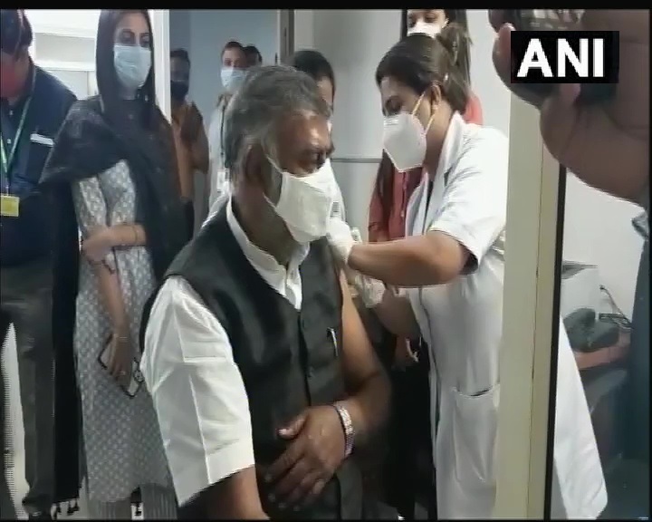केंद्रीय मंत्री प्रहलाद पटेल ने लगवाई कोरोना वैक्सीन की पहली डोज Union Minister Prahlada Patel took the first dose of Corona virus vaccine in AIIMS on 4 March. Let us know that the corona vaccination