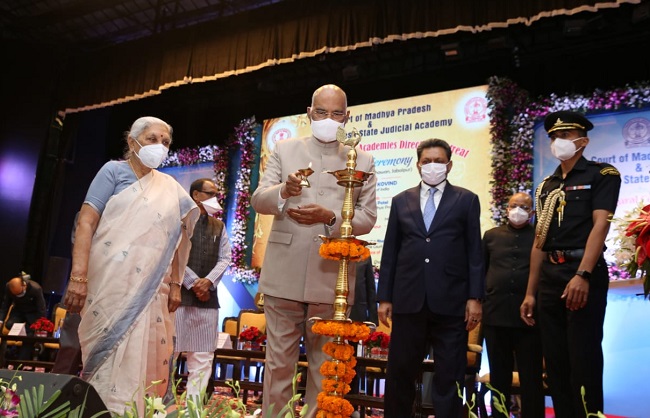राष्ट्रपति रामनाथ कोविंद ने जबलपुर में किया ऑल इंडिया ज्यूडिशियल एकेडमीज डायरेक्टर्स रिट्रीट का उद्घाटन President Ram Nath Kovind arrived in Jabalpur on Saturday on a two-day visit to Madhya Pradesh. A Madhya Pradesh government official said that after arriving at Dumna Airport in Jabalpur, the State Governor Anandiben Patel and Chief Minister Shivraj Singh Chauhan and Union Minister of State for Tourism Prahlad Patel welcomed the President.