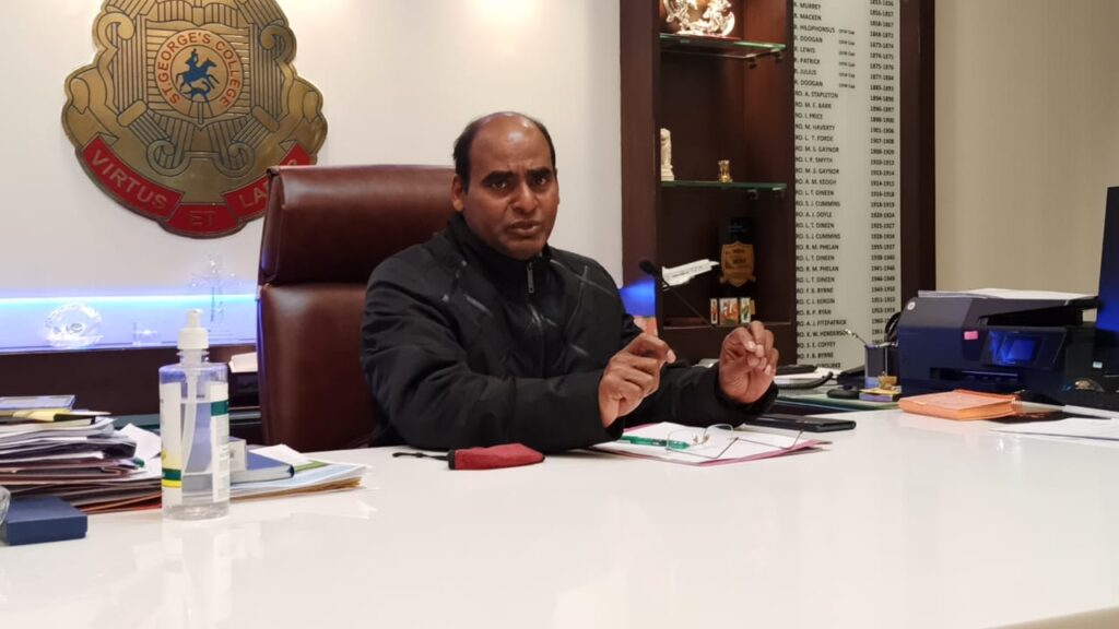 सोशल मिडिया में कालेज और बार्लोगंज क्षेत्र में लॉकडाउन लगाये जाने की खबर बेबुनियाद, कालेज पूरी तरह से सुरक्षित- प्रधानाचार्य College principal Brother Joseph came to the media on Monday after news of the corona infection was published to some students at Mussoorie St. George's College. He said that St. George's College is completely safe from corona infection. In such a situation, some students were confirmed to have symptomatic corona infection, who have been isolated at home in the school hospital.