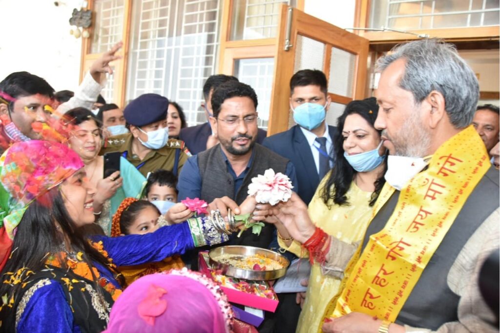 मुख्यमंत्री श्री तीरथ सिंह रावत ने भागीरथीपुरम स्थित अपने आवास पर बच्चों के साथ मनाया पर्व फूलदेई Chief Minister Shri Tirath Singh Rawat celebrated the festival of flowers with children at his residence in Bhagirathipuram, giving thanks